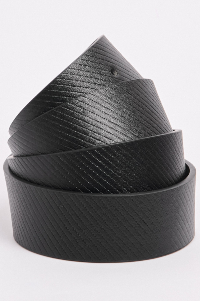 Cinturón reversible negro con texturas de líneas diagonales