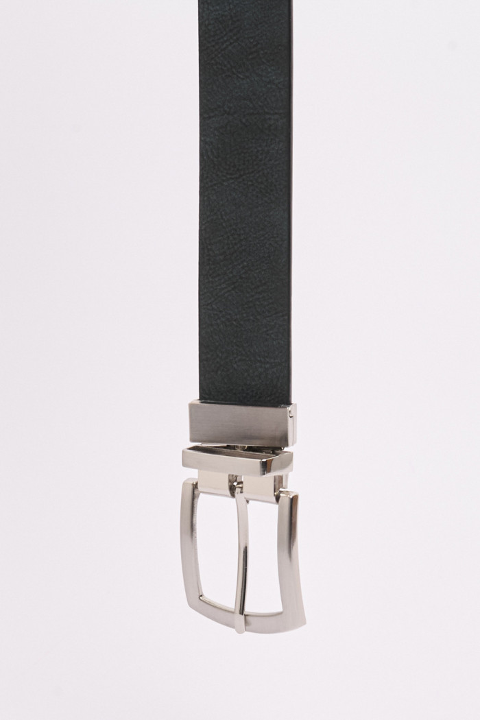 Cinturón reversible negro con texturas de líneas diagonales