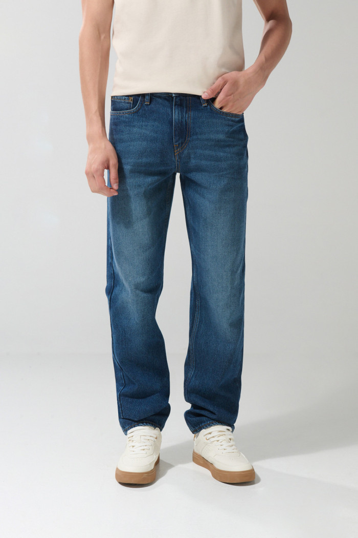 Jean azul oscuro 90´S tiro bajo con bota recta y bolsillos