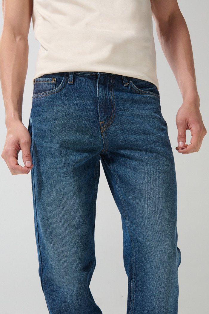 Jean azul oscuro 90´S tiro bajo con bota recta y bolsillos