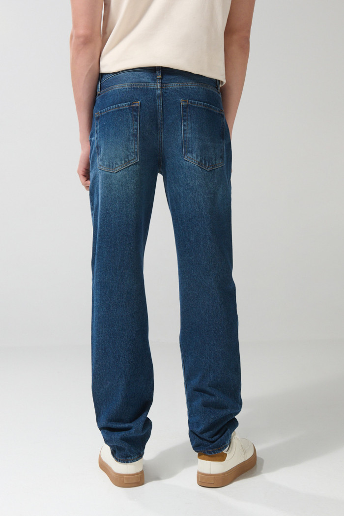 Jean azul oscuro 90´S tiro bajo con bota recta y bolsillos