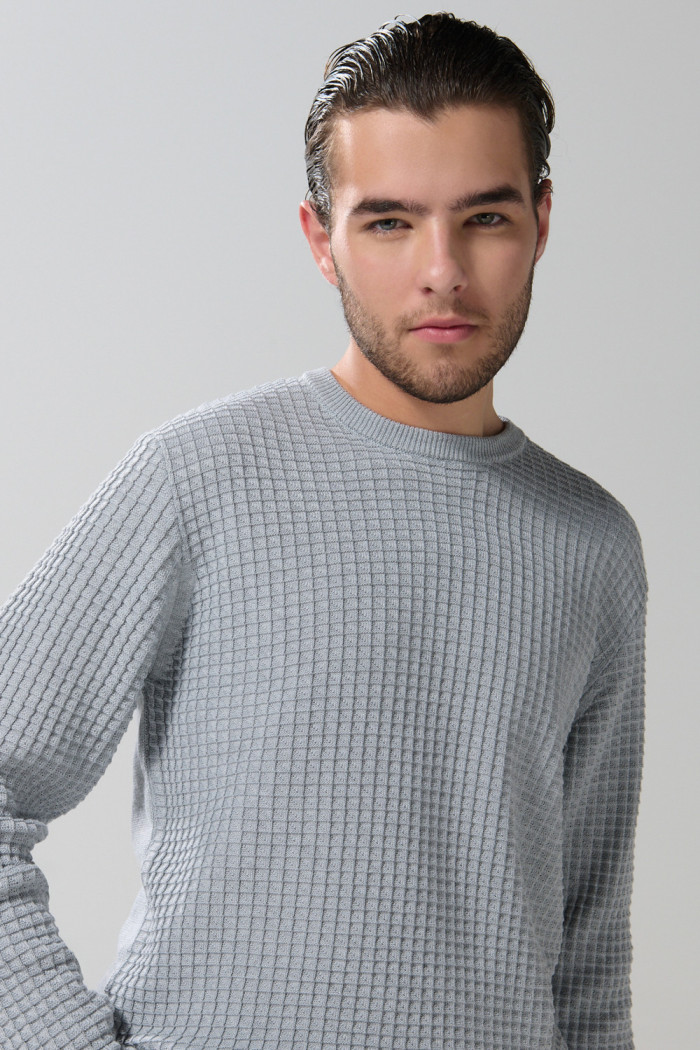 Suéter cuello redondo unicolor con texturas de cuadros