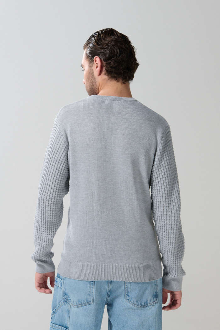 Suéter cuello redondo unicolor con texturas de cuadros