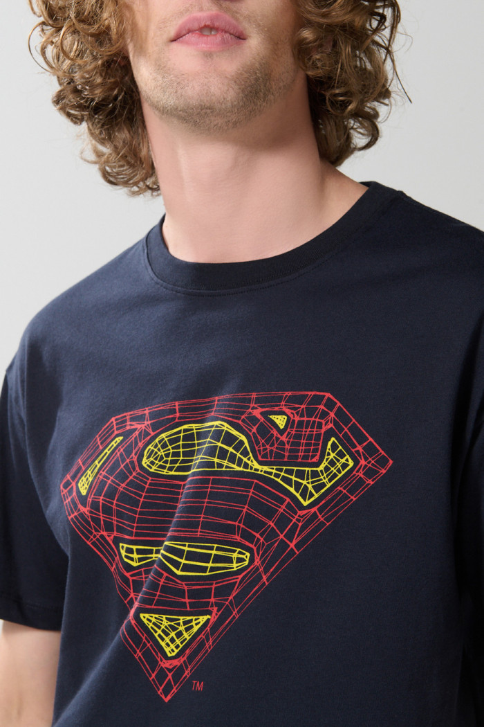 Camiseta manga corta azul intensa con diseño de Superman

