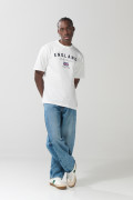 Camiseta crema cuello redondo con arte college en frente