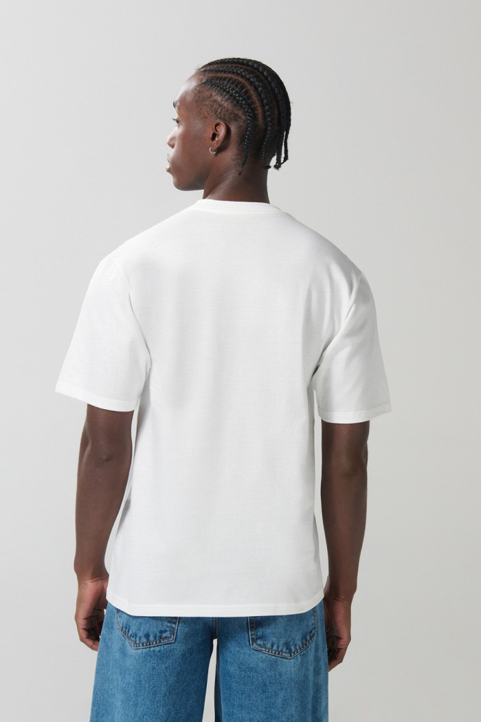 Camiseta crema cuello redondo con arte college en frente