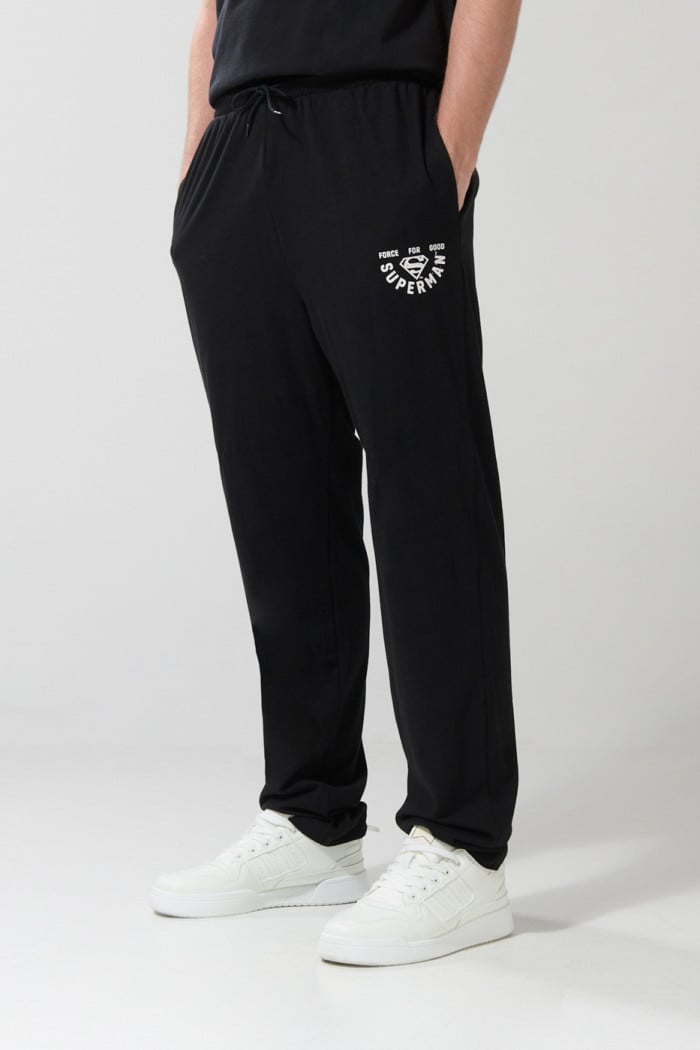 Pantalón negro jogger con diseño de Superman