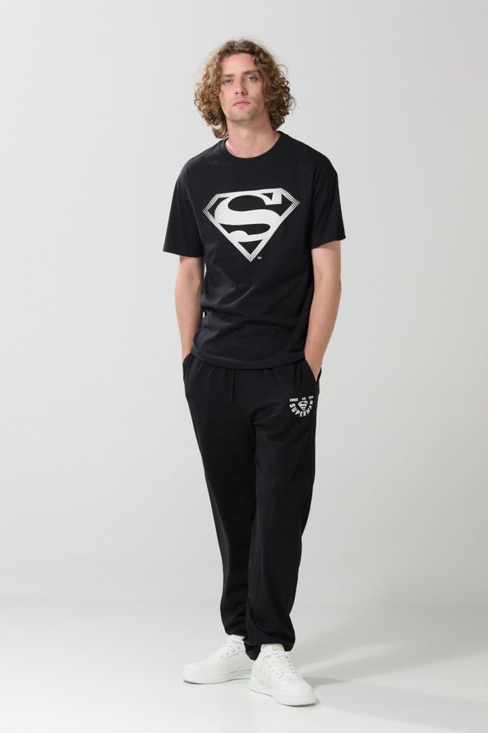 Pantalón negro jogger con diseño de Superman