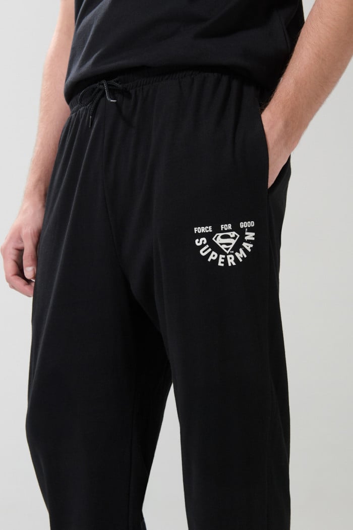 Pantalón negro jogger con diseño de Superman