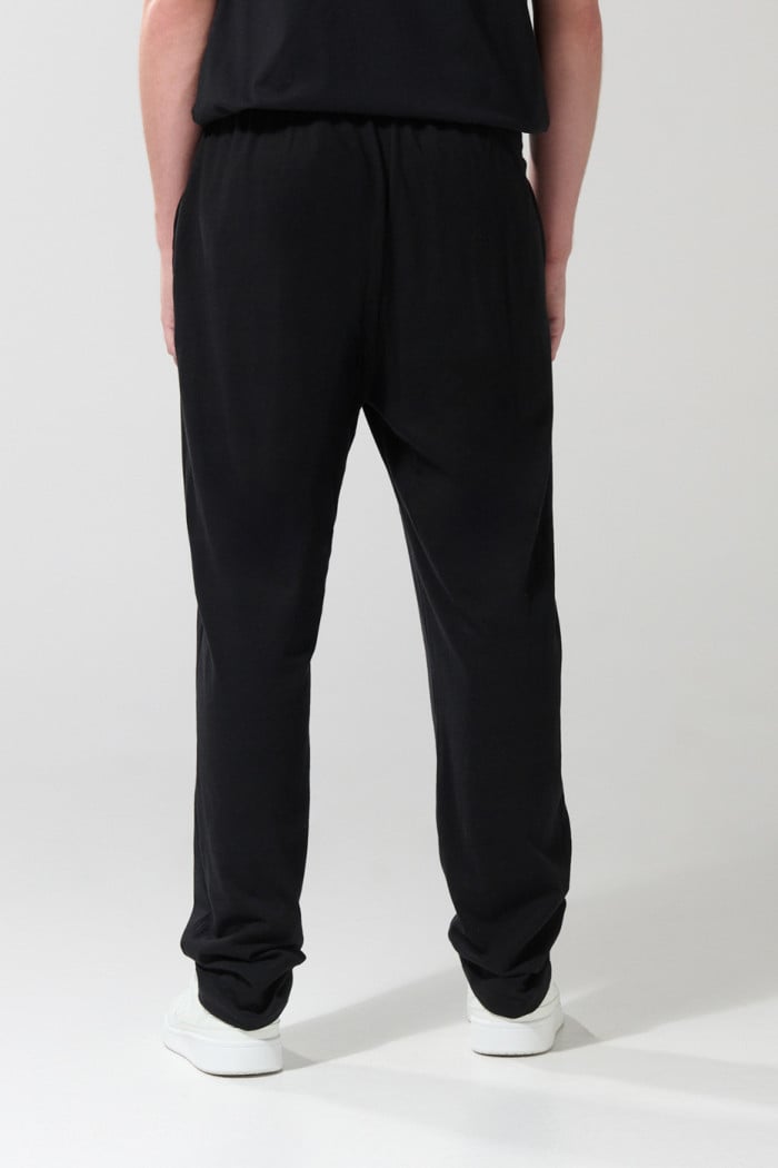 Pantalón negro jogger con diseño de Superman