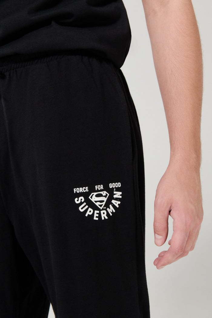 Pantalón negro jogger con diseño de Superman