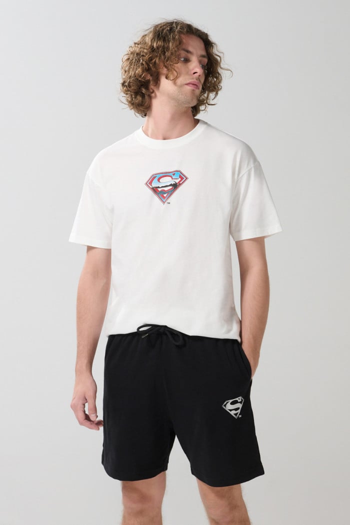 Bermuda negra con bolsillos laterales y diseño de Superman