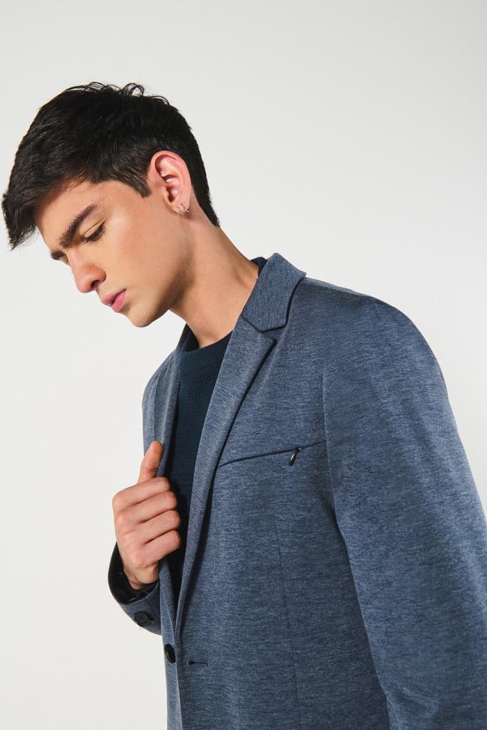 Blazer unicolor ajustado con bolsillos y solapas clásicas