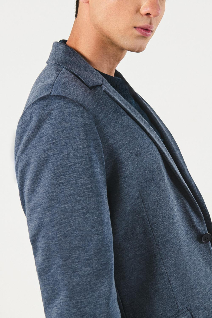 Blazer unicolor ajustado con bolsillos y solapas clásicas