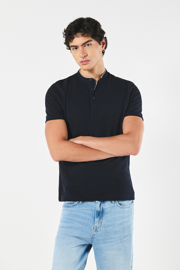 Camiseta polo azul intensa con cuello nerú y botones