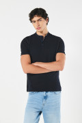 Camiseta polo azul intensa con cuello nerú y botones