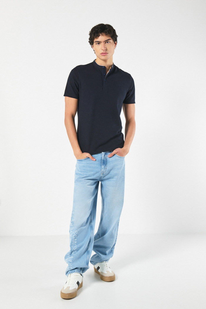 Camiseta polo azul intensa con cuello nerú y botones