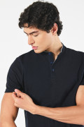 Camiseta polo azul intensa con cuello nerú y botones
