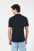 Camiseta polo azul intensa con cuello nerú y botones