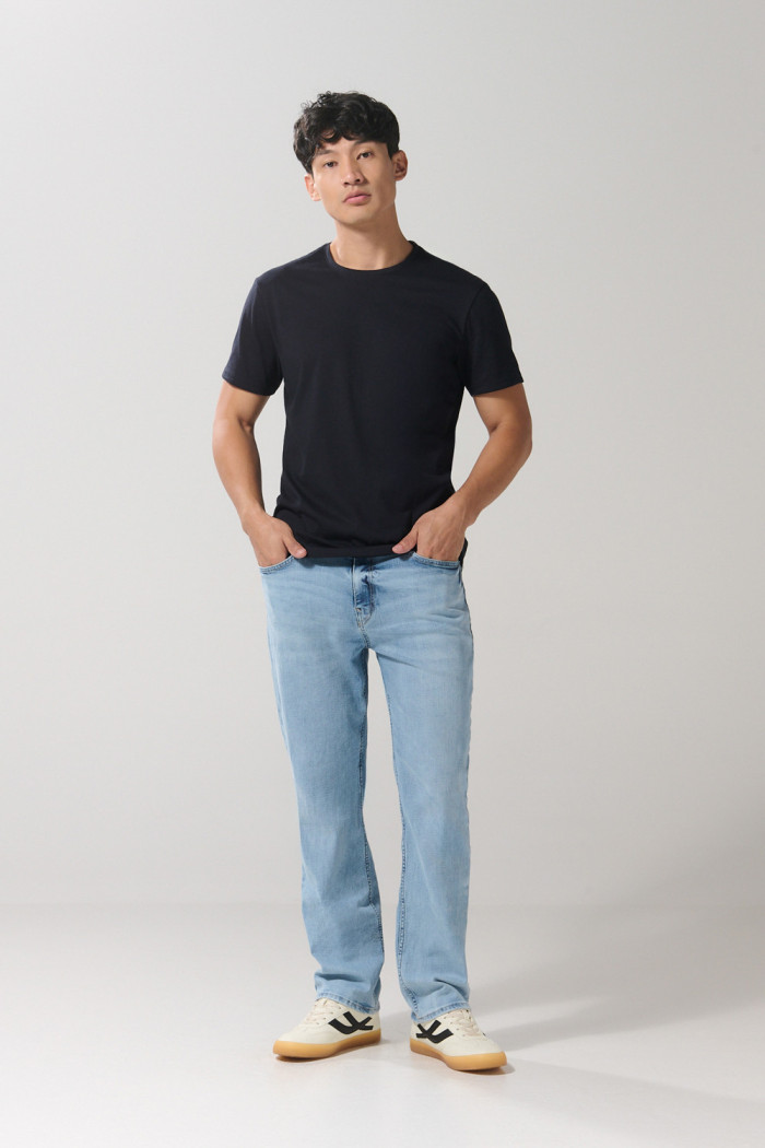 Jean azul claro tipo straight leg bota recta con tiro bajo