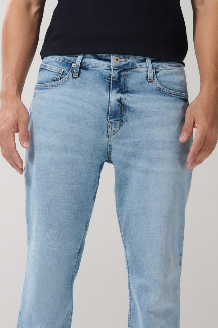 Jean azul claro tipo straight leg bota recta con tiro bajo