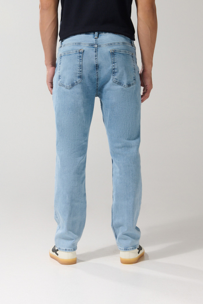 Jean azul claro tipo straight leg bota recta con tiro bajo