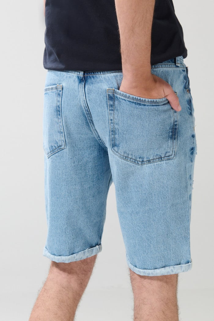 Bermuda slim azul en jean con tiro bajo y rotos delanteros