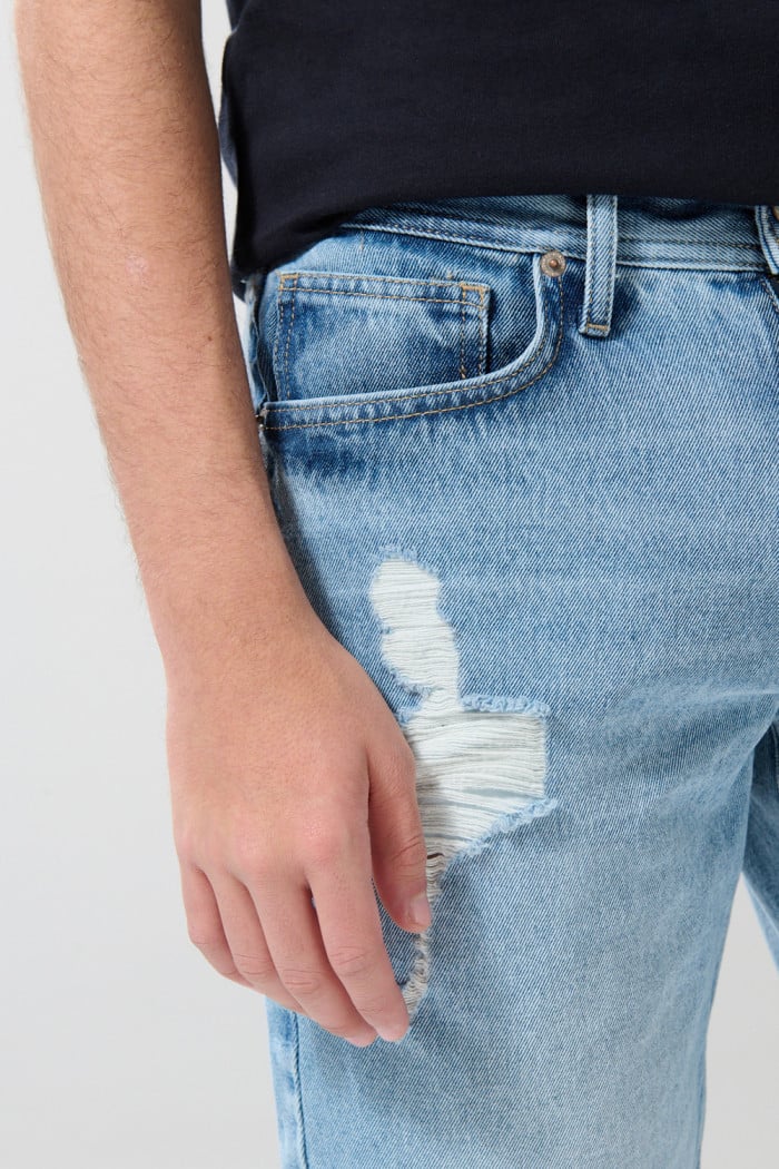 Bermuda slim azul en jean con tiro bajo y rotos delanteros