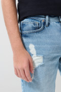 Bermuda slim azul en jean con tiro bajo y rotos delanteros