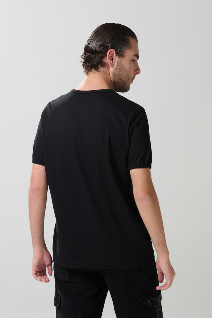 Camiseta en algodón negra manga corta ajustada