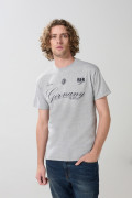 Camiseta gris clara cuello redondo con texto college