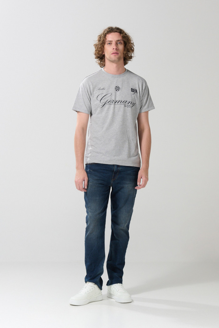 Camiseta gris clara cuello redondo con texto college