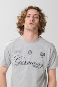 Camiseta gris clara cuello redondo con texto college