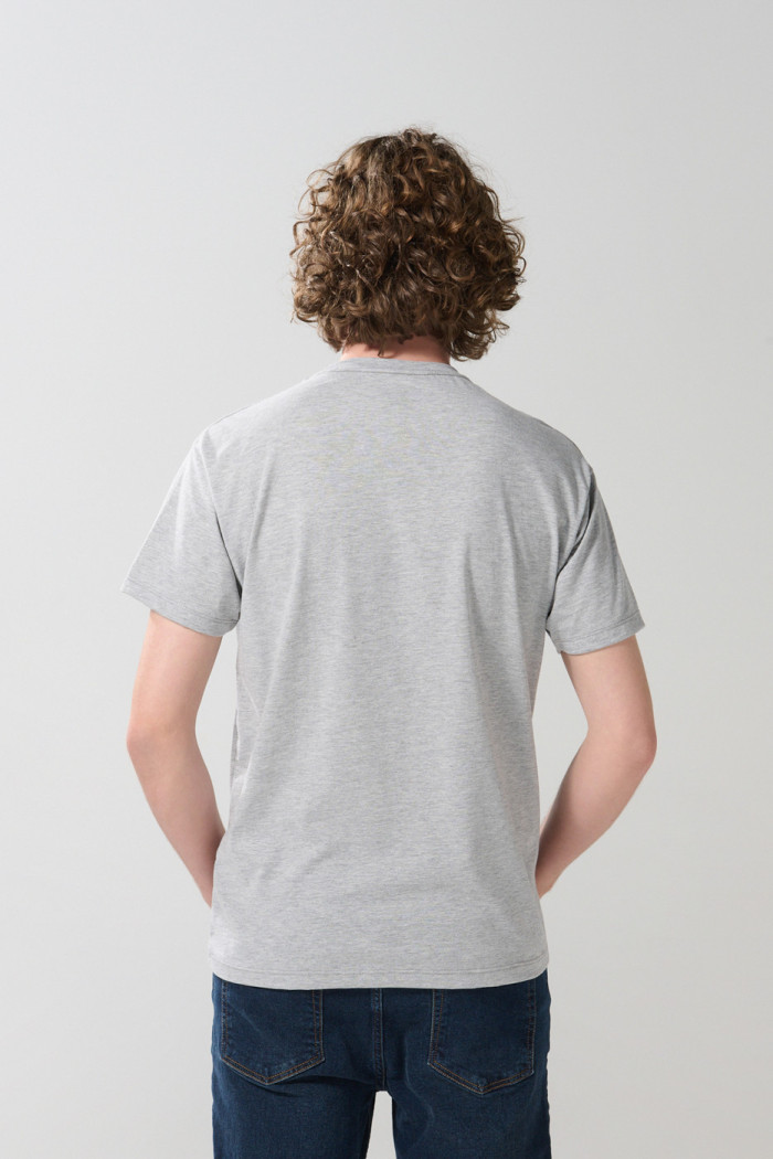 Camiseta gris clara cuello redondo con texto college