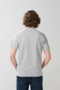 Camiseta gris clara cuello redondo con texto college