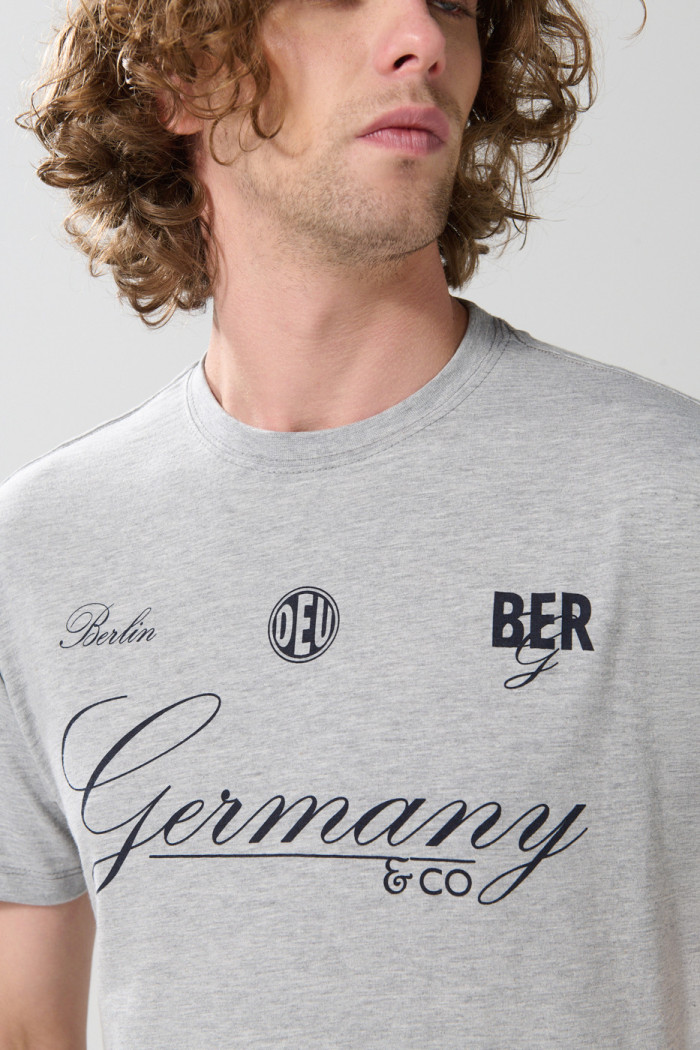 Camiseta gris clara cuello redondo con texto college