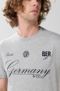 Camiseta gris clara cuello redondo con texto college