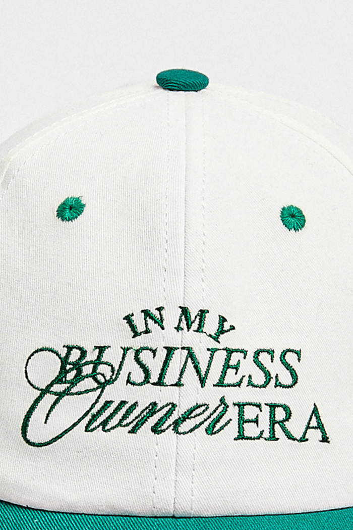 Cachucha beisbolera crema con texto y visera en contraste