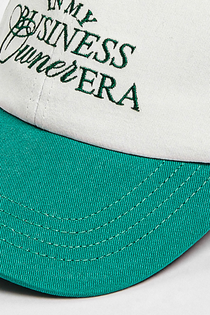 Cachucha beisbolera crema con texto y visera en contraste