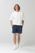Bermuda playera estampada azul intensa con tiro bajo