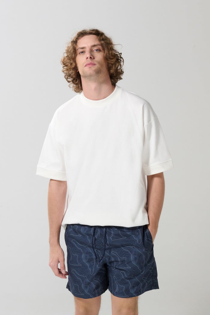 Bermuda playera estampada azul intensa con tiro bajo
