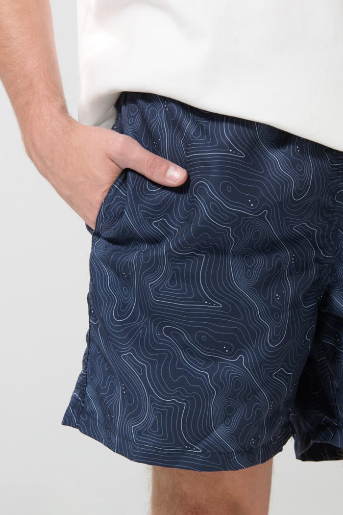 Bermuda playera estampada azul intensa con tiro bajo
