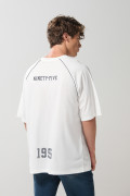Camiseta crema manga ranglan corta oversize con arte college