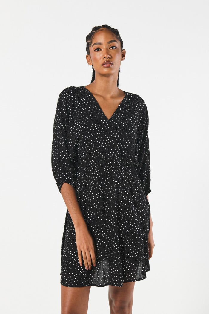 Vestido corto negro con escote cruzado y puntos estampados