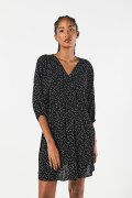 Vestido corto negro con escote cruzado y puntos estampados