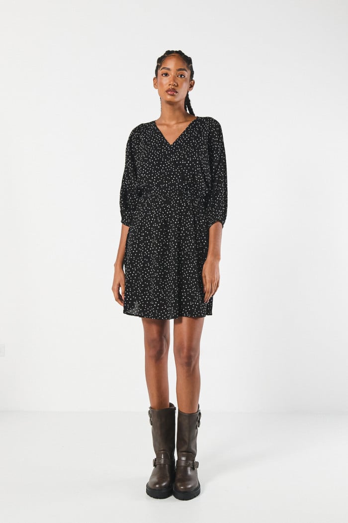 Vestido corto negro con escote cruzado y puntos estampados