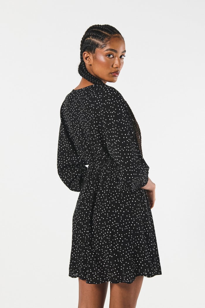 Vestido corto negro con escote cruzado y puntos estampados
