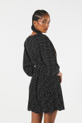 Vestido corto negro con escote cruzado y puntos estampados