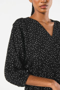 Vestido corto negro con escote cruzado y puntos estampados