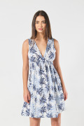 Vestido corto estampado azul claro con manga sisa y escote V